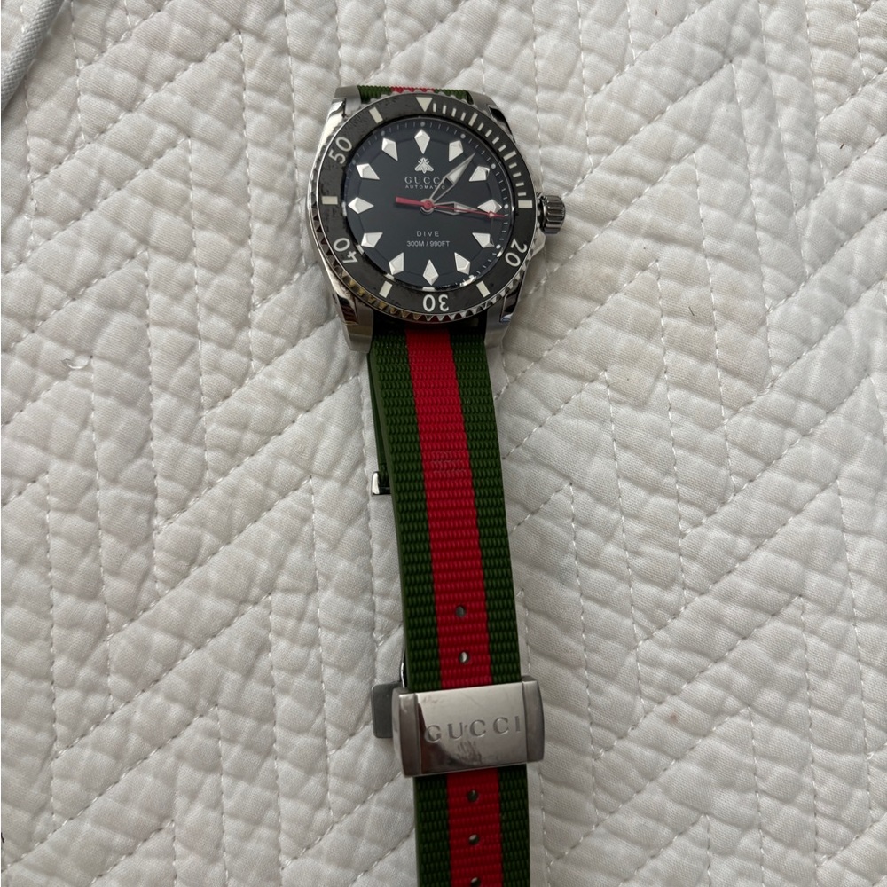 Gucci Dive Watch with Black Dial and Green-Red Strap - Picture 4 of 10